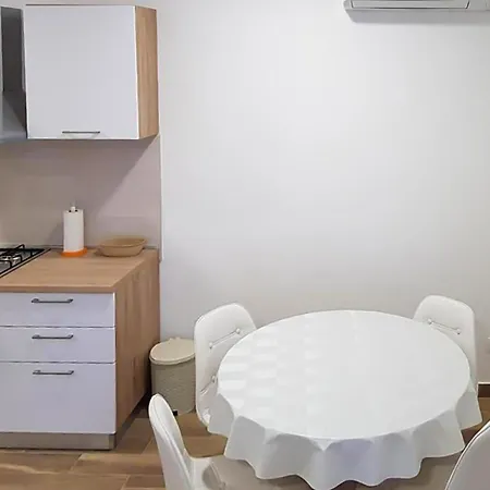 1 Bedroom Gorgeous In Rogotin-ploce Rogotin