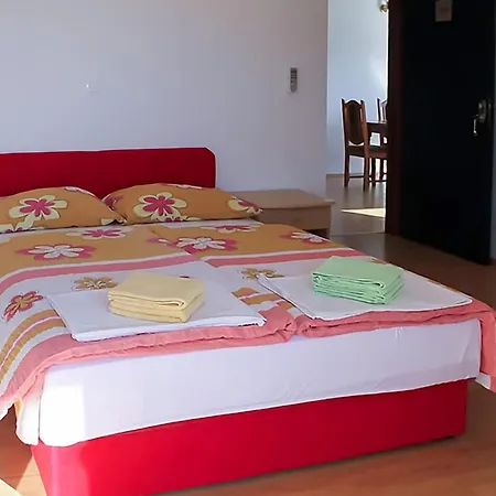 1 Bedroom Gorgeous In Rogotin-ploce * Rogotin