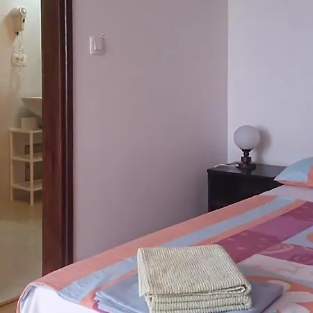 1 Bedroom Gorgeous In Rogotin-ploce Apartman Rogotin
